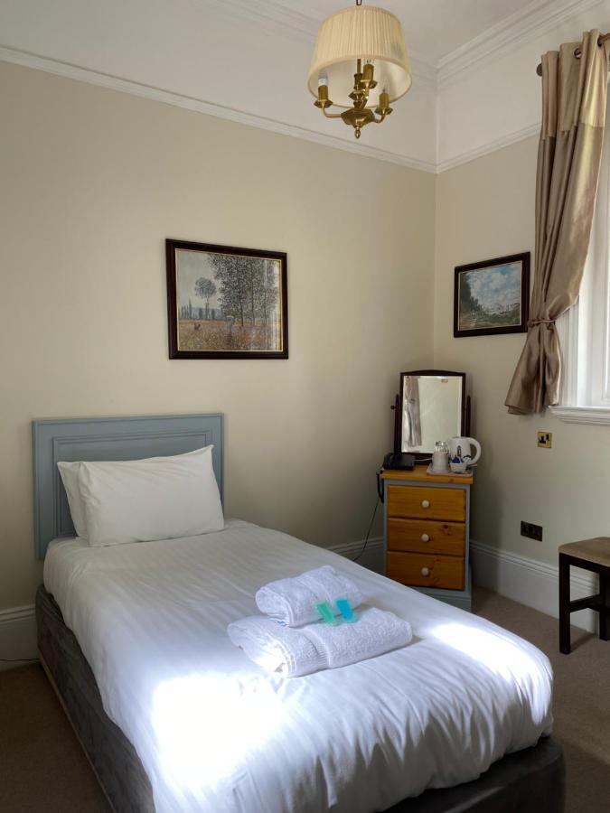 Fieldways Hotel Trowbridge Exterior foto