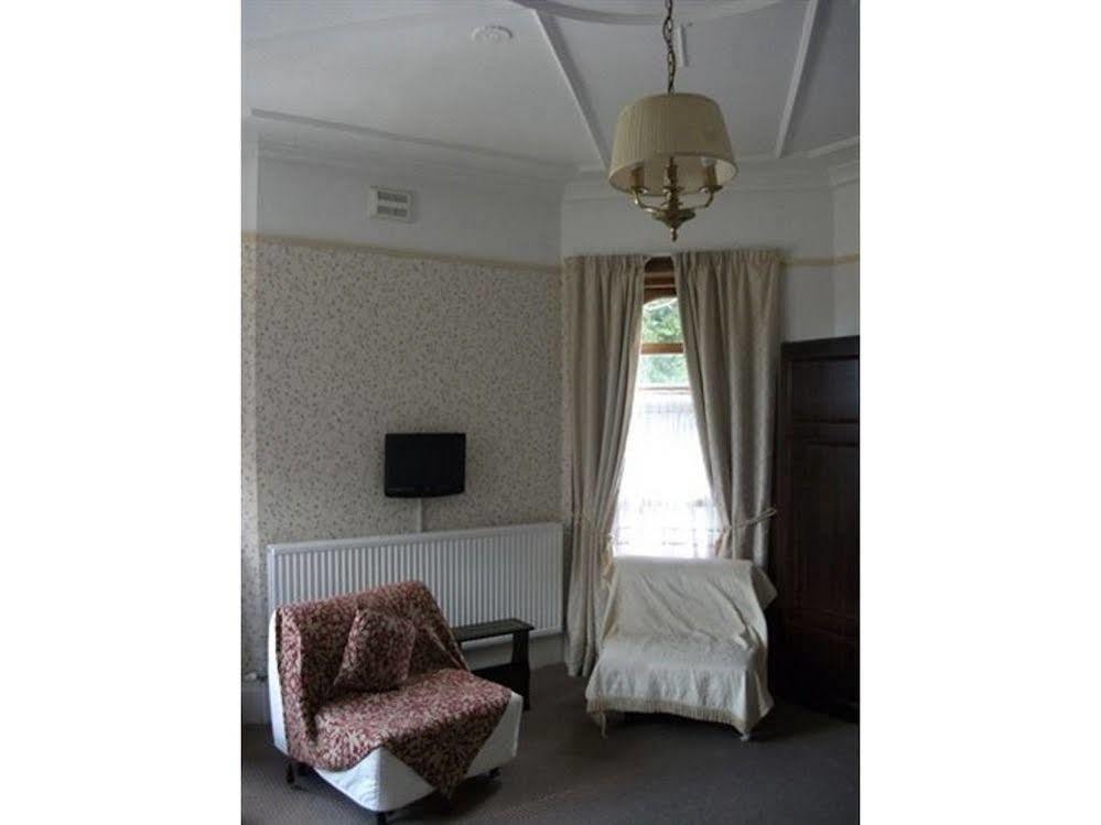 Fieldways Hotel Trowbridge Exterior foto